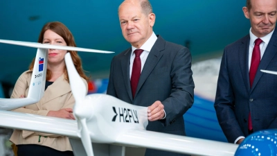 Er sei überzeugt, dass der Luftfahrtstandort Deutschland eine „sehr gute Zukunft“ habe, sagt Kanzler Scholz bei der Nationalen Luftfahrtkonferenz in Hamburg. (Foto: Jonas Walzberg/dpa)