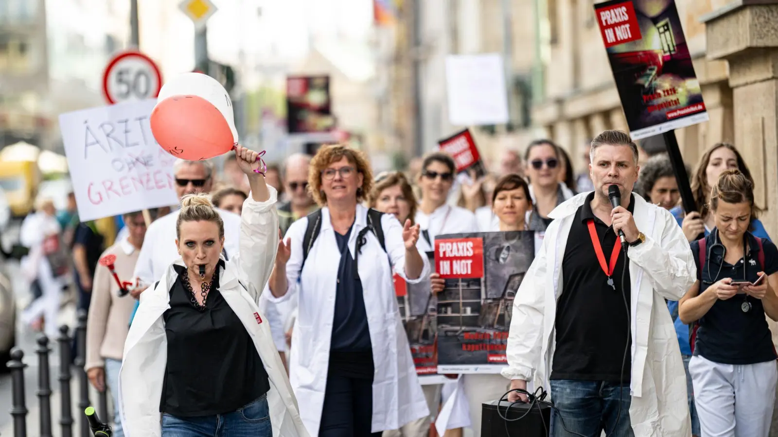 Ärzte bei dem Protestmarsch „Ärzte in Not“ in Berlin Mitte. (Foto: Fabian Sommer/dpa)