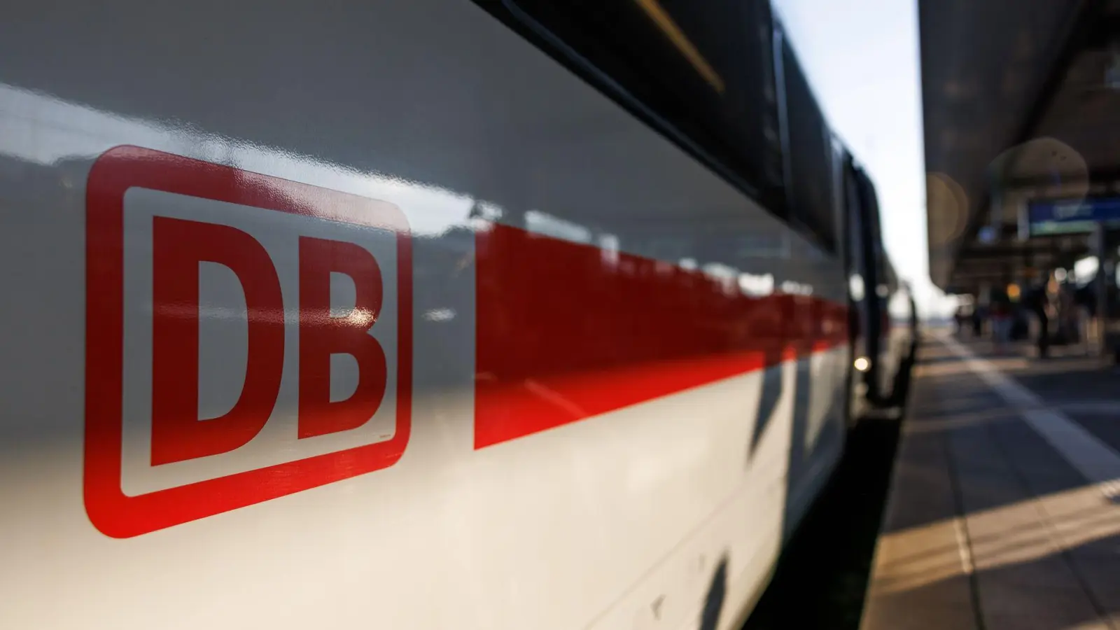 Mutter in Nürnberg, Tochter in Berlin: Eine Bahnreise wurde für eine Familie zur ganztägigen Odyssee (Symbolbild). (Foto: Daniel Karmann/dpa)