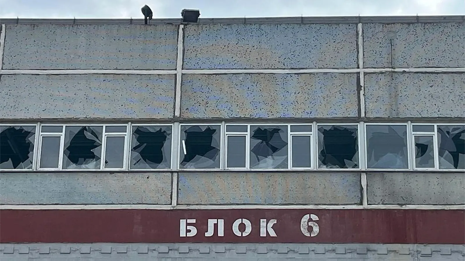 Infolge von Beschuss zerstörte Fenster am Atomkraftwerk Saporischschja. (Foto: Iaea Mission/Iaea Imagebank/Planet Pix via ZUMA Press Wire/dpa)