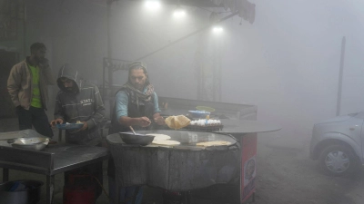 Sehr schlechte Luft: Ein Verkäufer im pakistanischen Lahore. (Foto: K.M. Chaudary/AP/dpa)