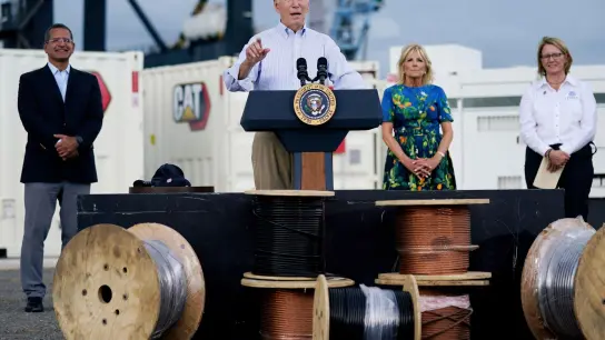 US-Präsident Joe Biden hält im Beisein von First Lady Jill Biden (2.v.r), Pedro Pierluisi, Gouverneur von Puerto Rico, und FEMA-Administratorin Deanne Criswell eine Rede zum Hurrikan „Fiona“. (Foto: Evan Vucci/AP/dpa)