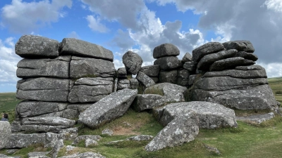 Wie aufgestapelte und teils wieder eingestürzte Riesenbauklötze: „Tor“ nennt man die im Dartmoor vorkommende typische Felsformation. (Foto: Christoph Driessen/dpa-tmn)