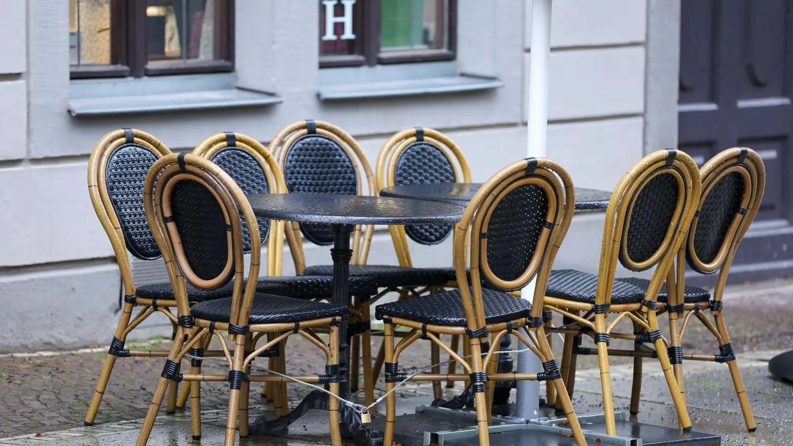 Sechs leere Stühle in einem Cafe. Die Einzelhandelsumsätze sind noch immer niedriger als vor Beginn der Pandemie. (Foto: Jan Woitas/dpa-Zentralbild/dpa)