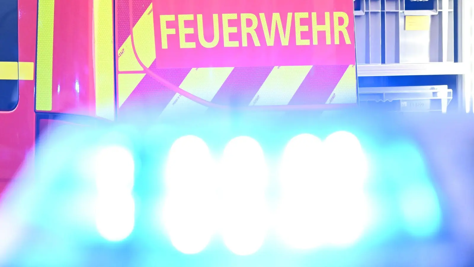 Die freiwillige Feuerwehr war nach Polizeiangaben nach dem Unfall mit 26 Mann im Einsatz. (Symbolbild) (Foto: Bernd Weißbrod/dpa)