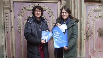 Stellten das Programm der Langen Kulturnacht in Dinkelsbühl vor (von links): Andrea Doberstein von der Buchhandlung Leseland und Katja Boser vom Touristik Service. (Foto: Jasmin Kiendl )
