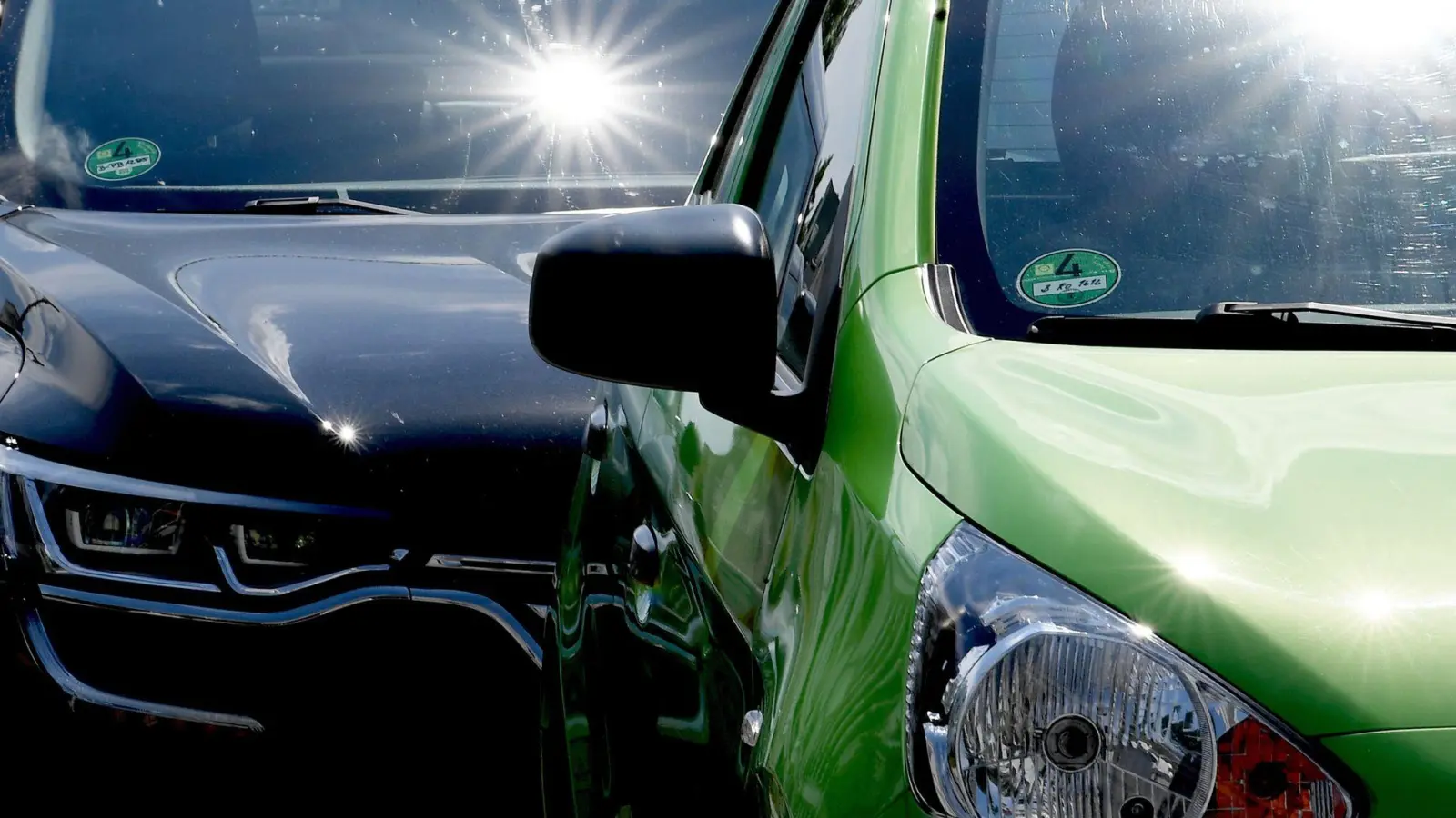 Bei Hitze kann es im Auto schnell sehr heiß und gefährlich werden. Besonders für Kinder und Tiere. (Foto: Britta Pedersen/dpa-Zentralbild/dpa-tmn)