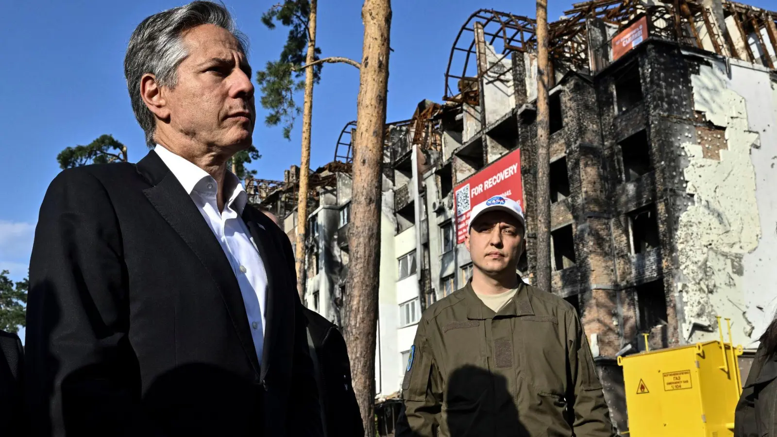 US-Außenminister Antony Blinken steht während seines Besuchs im ukrainischen Irpin neben einem beschädigten Wohnhaus. (Foto: Genya Savilov/Pool AFP/AP/dpa)