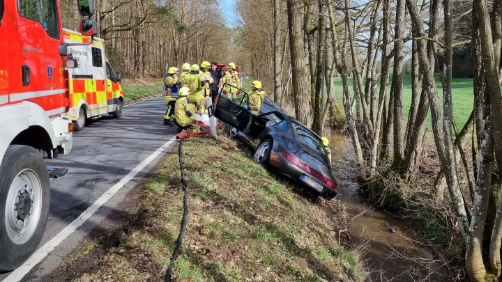 Unsanfter Halt im Straßengraben: Der Porschefahrer kam mit leichten Verletzungen davon. Die Höhe des Schadens am 911er ist noch unklar. (Foto: Rainer Weiskirchen)