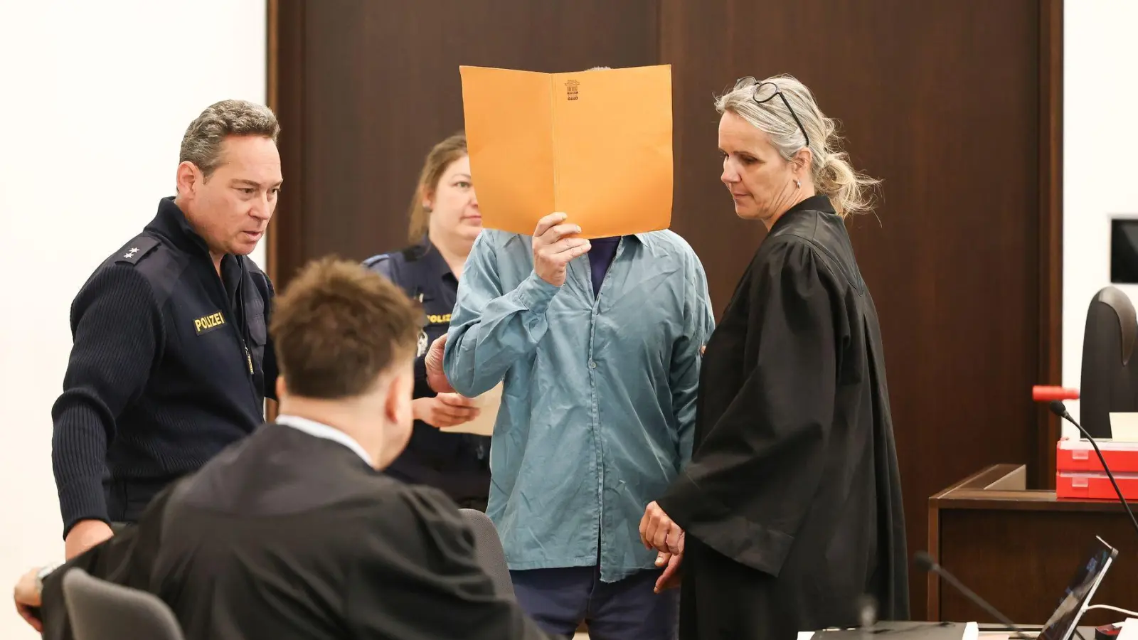 Ein 51 Jahre alter Mann steht in Nürnberg vor Gericht, weil er seine Ehefrau erdrosselt und ihre Leiche anschließend im Wald vergraben haben soll. (Foto: Daniel Löb/dpa)