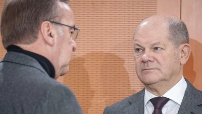 Olaf Scholz (r.) und Boris Pistorius während einer Sitzung des Bundeskabinetts im Bundeskanzleramt. (Foto: Kay Nietfeld/dpa)