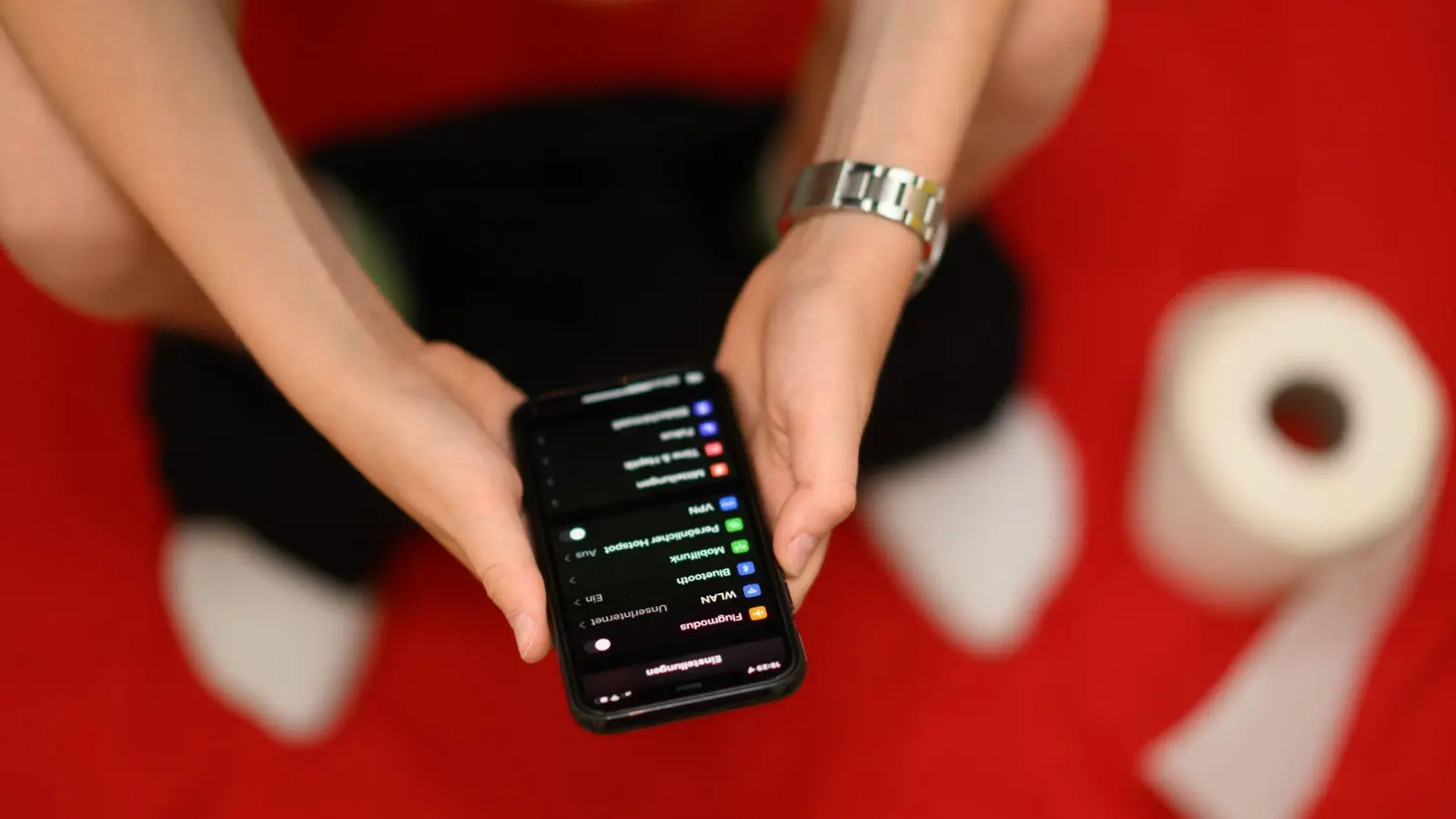 Jeder zehnte Befragte telefoniert gar auf dem Klo sitzend - und immerhin noch vier Prozent schauen, was sich in Dating-Apps so tut. (Archivbild) (Foto: Robert Michael/dpa)