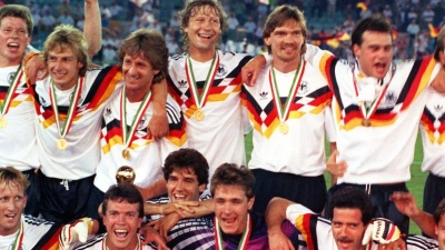 Die deutsche Mannschaft stellt sich nach dem 1:0-Finalsieg gegen Argentinien bei der Fußball-Weltmeisterschaft im Olympiastadion von Rom zum Mannschaftsfoto auf. (Foto: Frank Leonhardt/dpa/Archivbild)