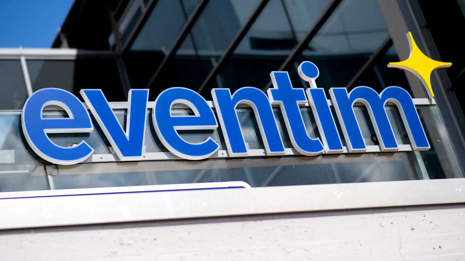 An der Börse kamen der Gewinneinbruch beim Ticketvermarkter sehr schlecht an. (Foto: Hauke-Christian Dittrich/dpa)