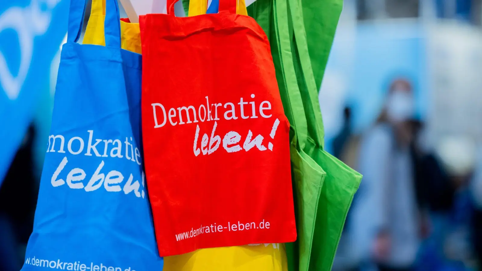 Das Programm „Demokratie leben!“ soll bisher zivilgesellschaftliches Engagement für ein demokratisches Miteinander fördern. (Symbolbild) (Foto: Rolf Vennenbernd/dpa)