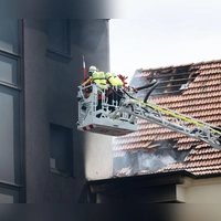 Im Einsatz war auch eine Drehleiter. (Foto: Pia Bayer/dpa)