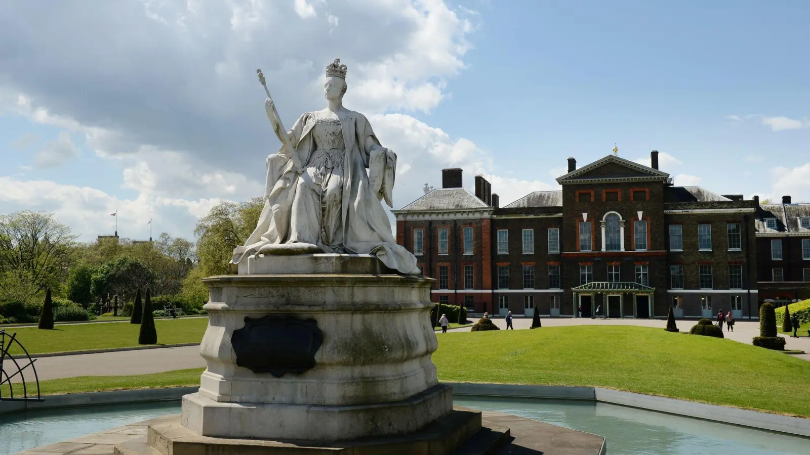 Der Kensington Palace gehört für Fans der Royals zum London-Pflichtprogramm - ab April lockt hier eine große Mode-Ausstellung. (Foto: Jens Kalaene/dpa-Zentralbild/dpa-tmn)
