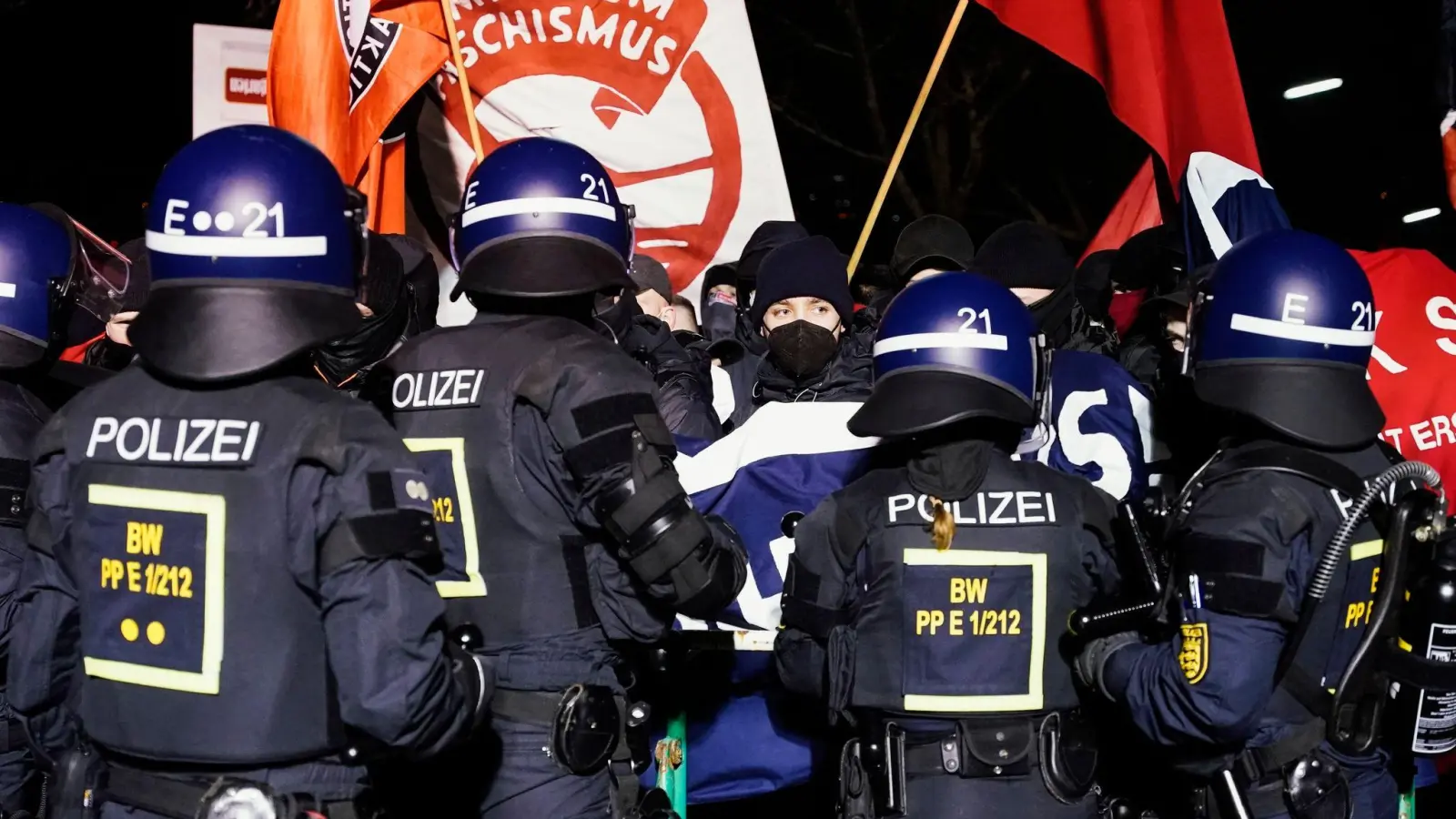 Einsatzkräfte der Polizei stellen sich am Wartberg Demonstranten entgegen. (Foto: Uwe Anspach/dpa)