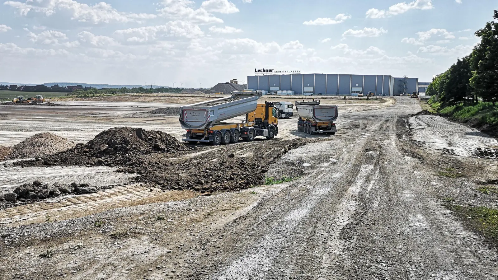 Für seine künftige Nutzung als Materiallager wurde das Gelände in den vergangenen Wochen durch massive Erdbewegungen vorbereitet. In den nächsten Monaten erfolgen nun die eigentlichen Baumaßnahmen. (Foto: Jürgen Binder)