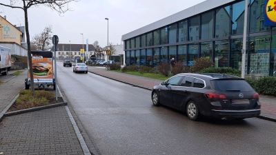 Der Verkehrssmiley, der derzeit in der Ansbacher Louis-Schmetzer-Straße steht, zeigt die Geschwindigkeit nicht nur an. Das Gerät zeichnet das gefahrene Tempo der Verkehrsteilnehmenden auch auf. (Foto: Florian Schwab)