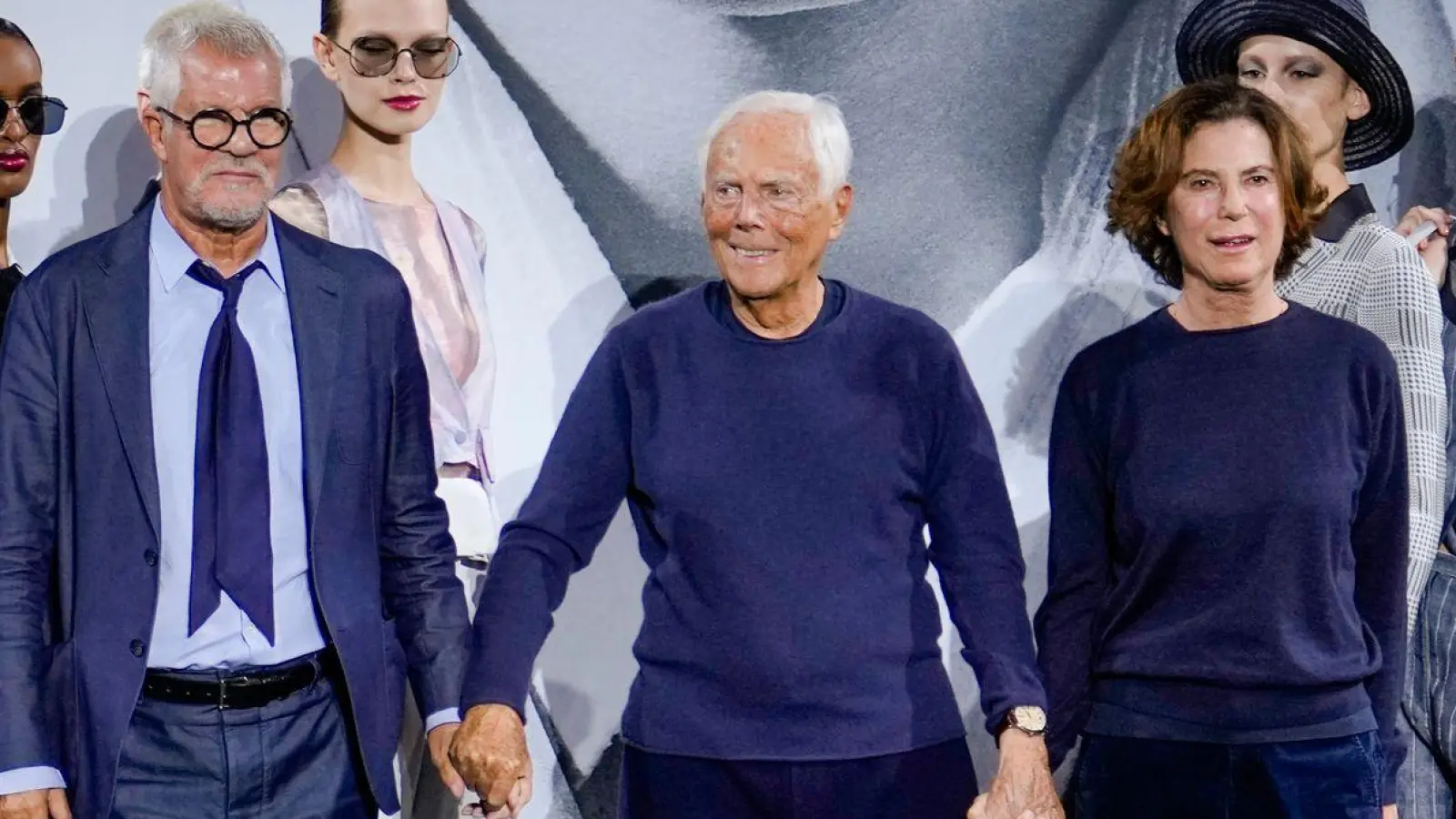 Vergangenes Jahr zeigte sich Armani auf dem Laufsteg mit Leo Dell'Orco und seiner Nichte Roberta. (Archivbild) (Foto: Luca Bruno/AP/dpa)