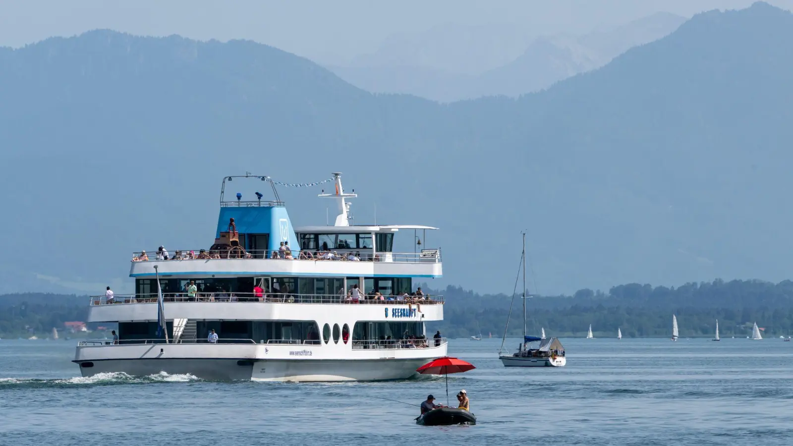 Wegen lauter Musik und Verstößen gegen das Rauchverbot musste die Polizei eine Touristengruppe auf einem Ausflugsschiff am Starnberger See begleiten. (Symbolbild) (Foto: Peter Kneffel/dpa)