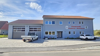 Als Vorbild geeignet? Das neue Feuerwehr-Gerätehaus im Feuchtwanger Stadtteil Krapfenau hat die Fraktion CSU/Freie Wähler des Leutershäuser Stadtrates besichtigt. Sie ist davon überzeugt, dass nach diesem Muster ein kostengünstiges Bauen am Standort Wiedersbach möglich wäre. (Foto: Wolfgang Grebenhof)