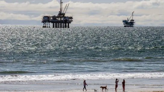 Offshore-Bohrplattformen vor der Küste des US-Bundesstaats Kalifornien. (Foto: Leonard Ortiz/Orange County Register via ZUMA/dpa)