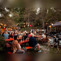 Insgesamt rund 170 Personen waren der Einladung der Evangelischen Jugend im Dekanat „An Sulzach und Wörnitz” gefolgt und feierten im „Cheers Garden” in Feuchtwangen für einen guten Zweck. (Foto: Evangelische Jugend/Alexa Wirth)