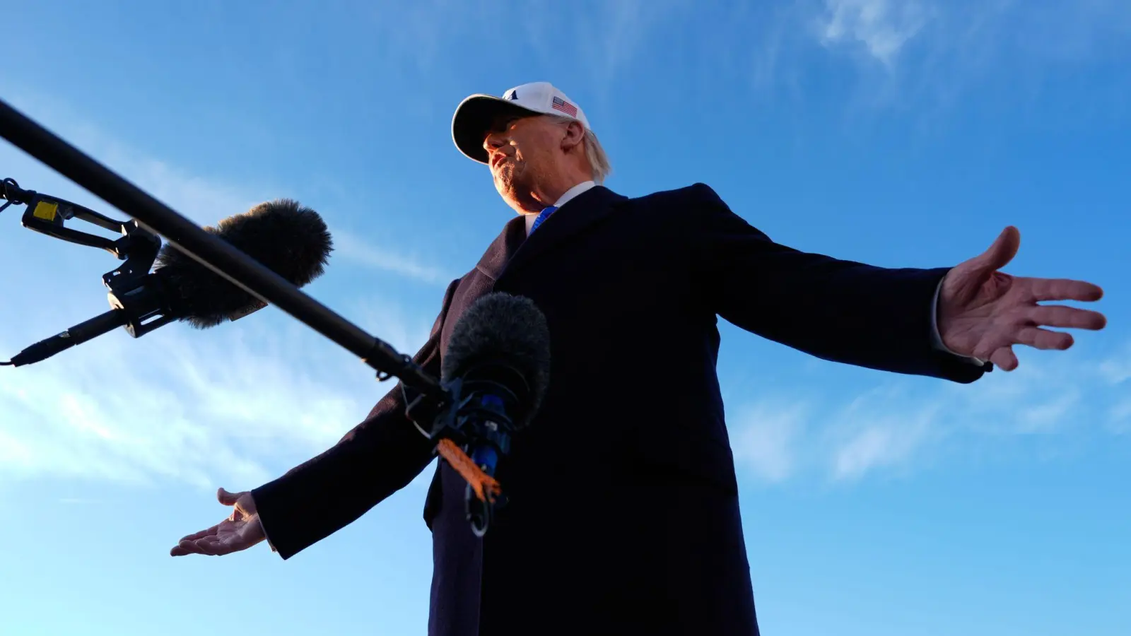 Die USA haben den Iran laut Trump erneut angegriffen.  (Foto: Mark Schiefelbein/AP/dpa)