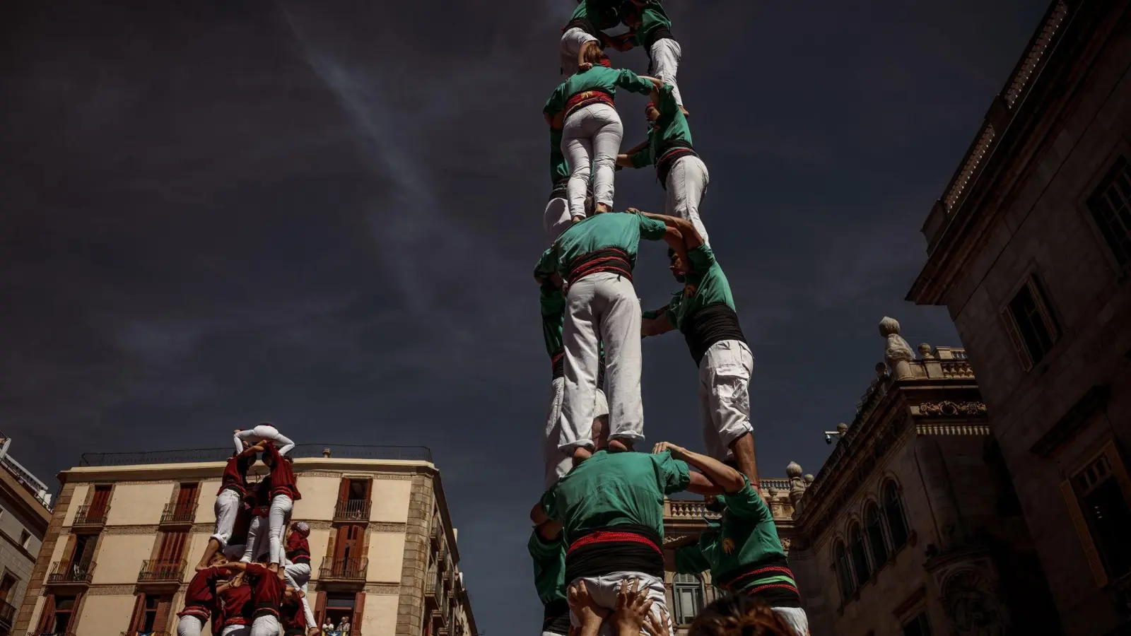 Beim Stadtfest in Barcelona überbieten sich die Akrobaten gegenseitig beim Bau menschlicher Pyramiden und Türme. (Foto: Matthias Oesterle/ZUMA Press Wire/dpa)