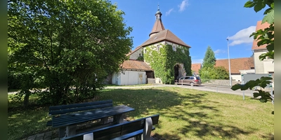 Auf dieser Grünfläche vor dem Unteren Tor in Leutershausen soll eine zentrale Anlaufstelle für Radtouristen entstehen. (Foto: Wolfgang Grebenhof)