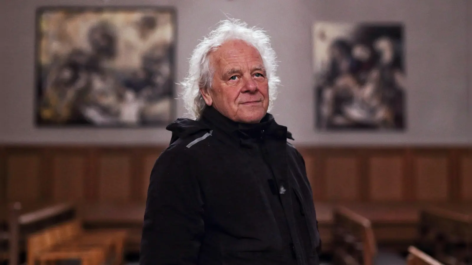 Stellt unter dem Motto „Gott und Mensch“ in der Ansbacher St.-Johannis-Kirche aus: der Ansbacher Künstler Reiner Grunwald. (Foto: Thomas Wirth)