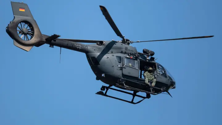 Ein Hubschrauber der Bundeswehr vom Typ H-145M, der normalerweise zum Absetzen von Spezialkräften genutzt wird. (Foto: Marius Becker/dpa)