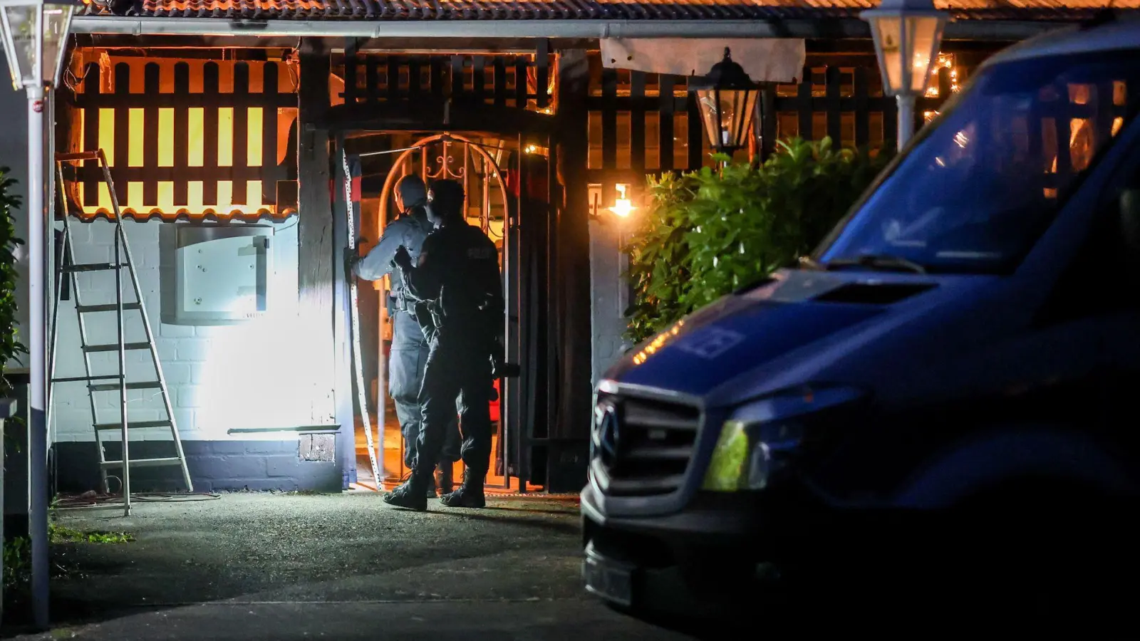 1.200 Polizisten sind bei der Razzia im Einsatz.  (Foto: Christoph Reichwein/dpa)