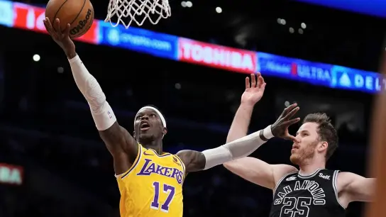 Dennis Schröder (l) zeigze beim Lakers-Sieg gegen die Spurs eine starke Leistung. (Foto: Mark J. Terrill/AP/dpa)