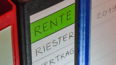 Der BGH hat eine Klausel in einer fondsgebundenen Riester-Versicherung geprüft. (Symbolbild) (Foto: Patrick Pleul/dpa-Zentralbild/dpa)