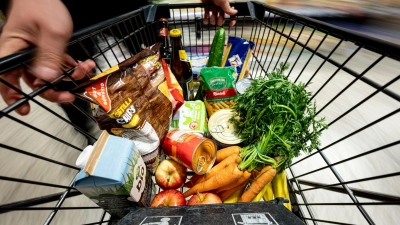 GLP-1-Medikamente helfen beim Abnehmen, indem sie den Appetit zügeln und das Sättigungsgefühl steigern. Wird nun weniger eingekauft? (Symbolbild) (Foto: Fabian Sommer/dpa)