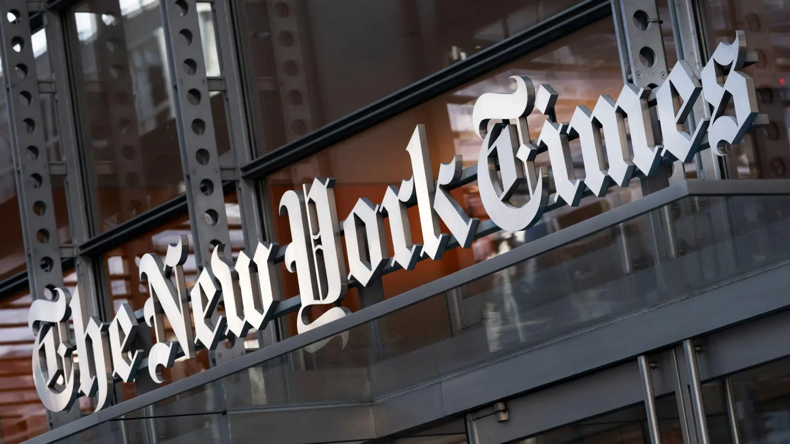 US-Präsident Donald Trump hat eine Milliarden-Klage gegen die renommierte „New York Times“ eingereicht - die Zeitung kritisiert das scharf. (Archivbild) (Foto: Mark Lennihan/AP/dpa)