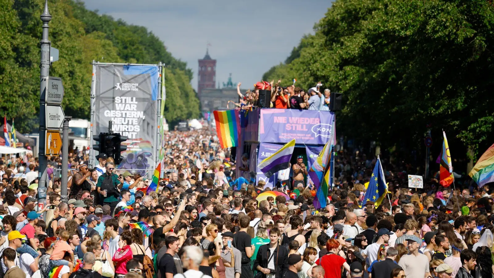 Die Veranstalter rechneten im Vorhinein mit mehreren Hunderttausend Teilnehmern. (Foto: Carsten Koall/dpa)