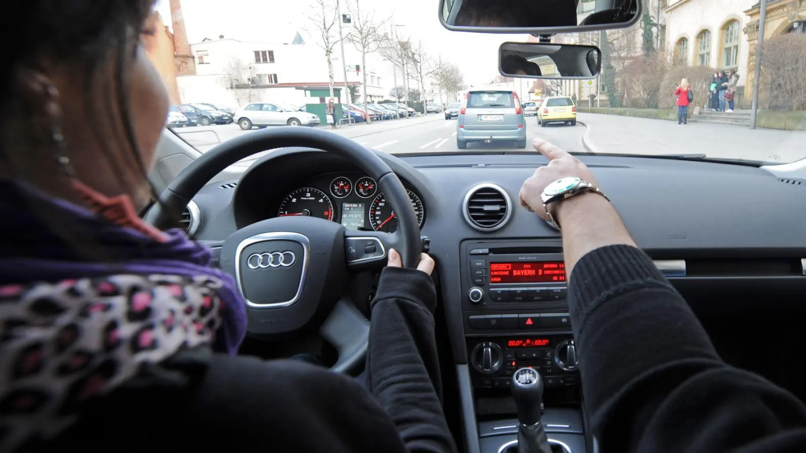 Die CSU würde den Führerschein ab 17 gerne ausweiten. Auch 16-Jährige sollen dann schon in Begleitung ein Auto fahren dürfen. (Symbolbild) (Foto: picture alliance / dpa)
