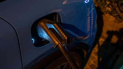 Rüssel rein... oder eben den Stecker: Von der Haptik her ähneln sich das Tanken und das Laden. (Foto: Manuel Hollenbach/Porsche/dpa-tmn)