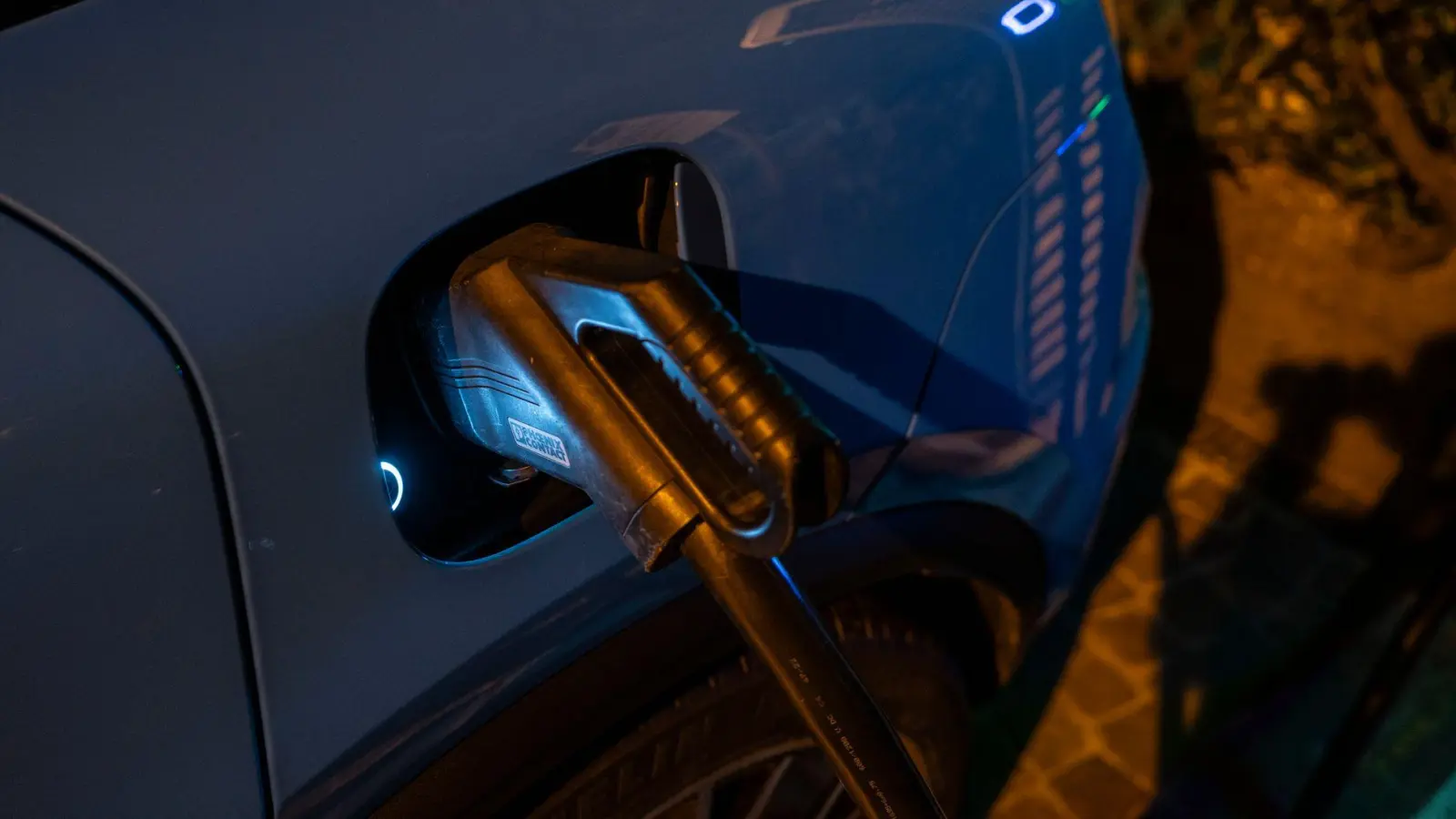 Rüssel rein... oder eben den Stecker: Von der Haptik her ähneln sich das Tanken und das Laden. (Foto: Manuel Hollenbach/Porsche/dpa-tmn)