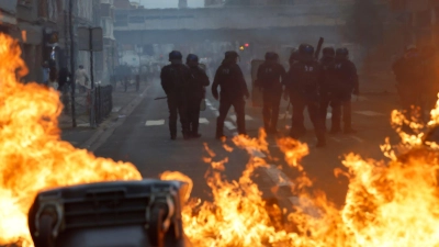 Bei den Schulprotesten in Frankreich sind zahlreiche Menschen festgenommen worden. (Foto: Jean-Francois Badias/AP/dpa)
