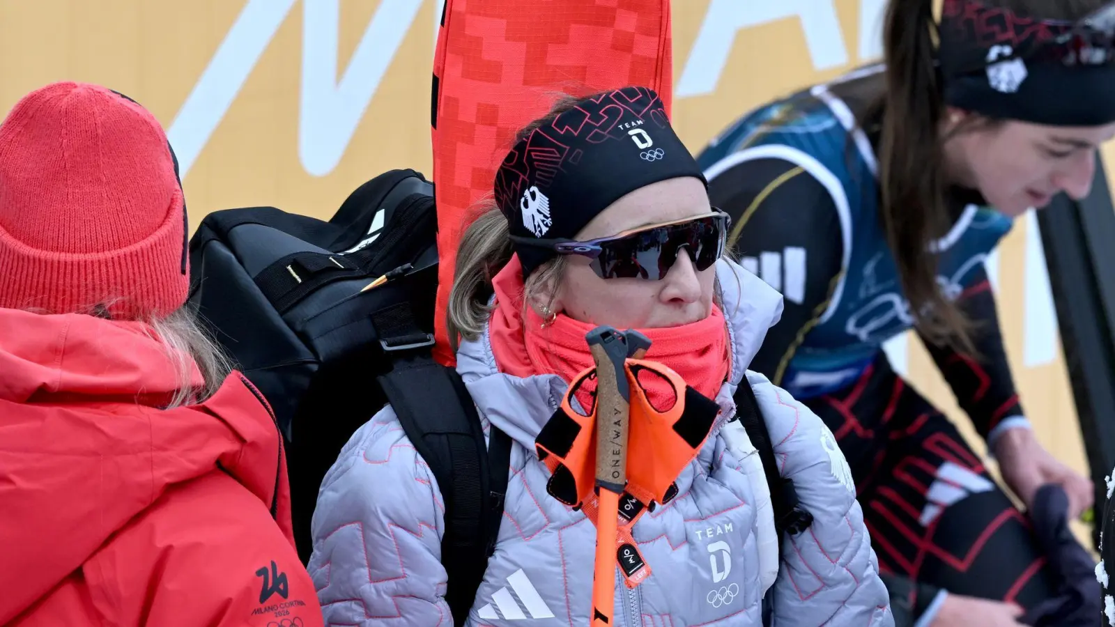 Nach dem Drama in der Staffel versteckte Franziska Preuß ihr Gesicht. (Foto: Hendrik Schmidt/dpa)