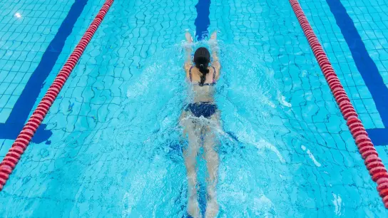 Neoprenanzug statt Bikini? Angesichts der niedrigeren Temperaturen im Schwimmbecken sucht manch einer nach Alternativen. (Foto: Benjamin Nolte/dpa-tmn)