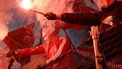 Bayern-Fans zünden Pyrotechnik. (Foto: Sven Hoppe/dpa/Symbolbild)
