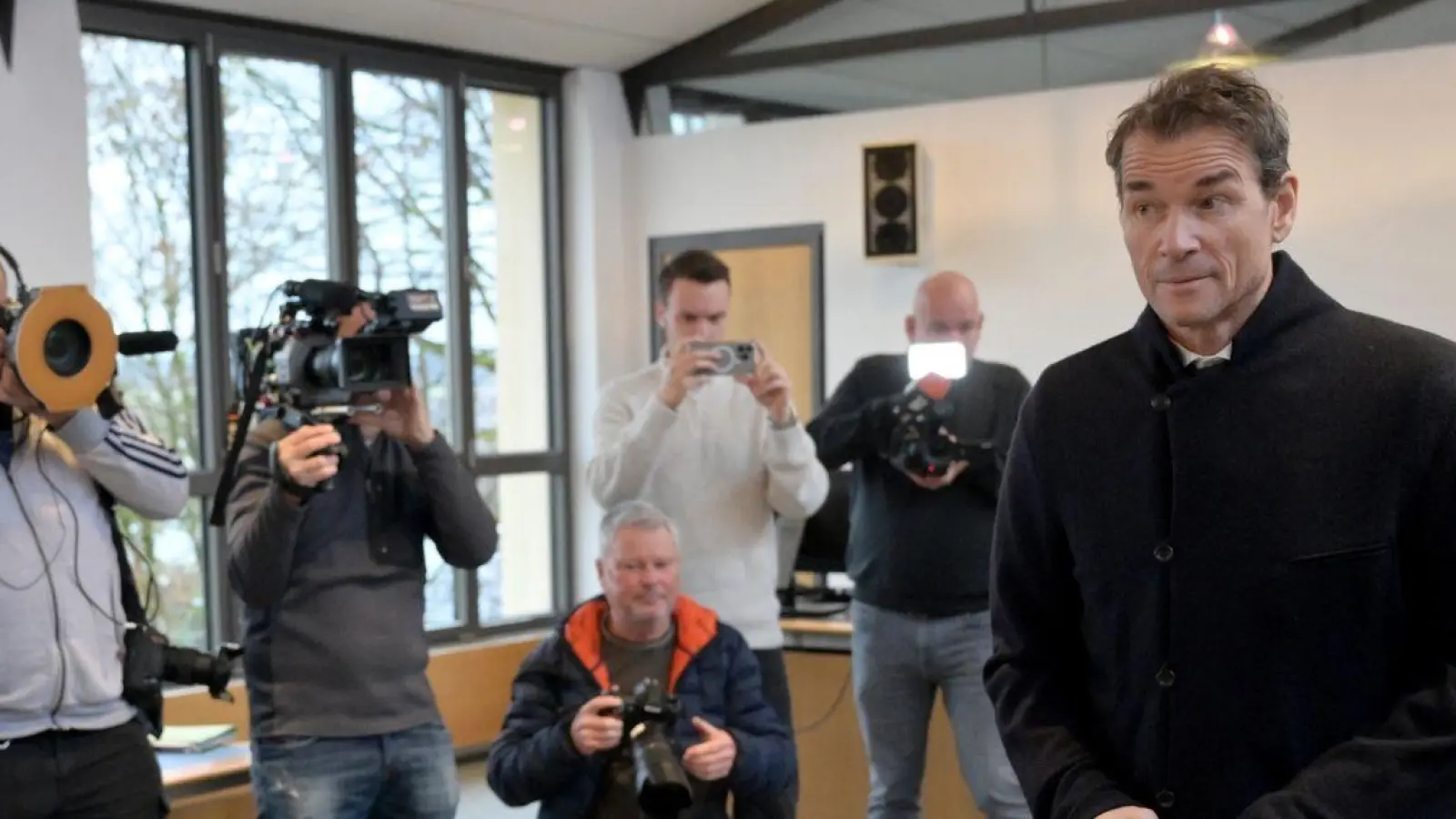 Der wegen Hausfriedensbruch und Sachbeschädigung angeklagte ehemalige Fußball-Nationaltorwart Jens Lehmann geht zu Prozessbeginn gegen ihn an den wartenden Journalisten vorbei. (Foto: Peter Kneffel/dpa)