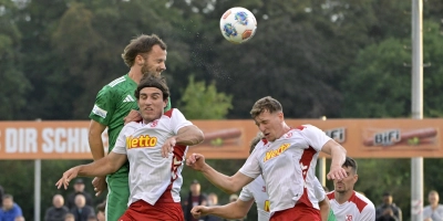 Das 1:0: Der Ansbacher Eric Weeger überspringt Benedikt Bauer (links) und Adrian Markus Fein. (Foto: Martin Rügner)