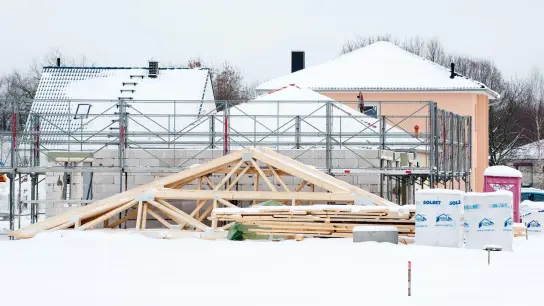 Die Bauarbeiten ruhen im Winter? Dann sollte der Rohbau gut vor der Witterung geschützt werden. (Foto: Andrea Warnecke/dpa-tmn)